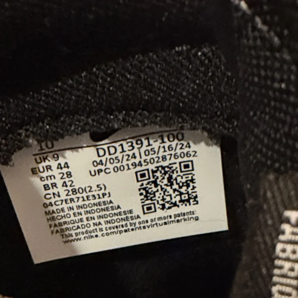 Nike Classic Black and White Low-Tops - Picture 4 of 4